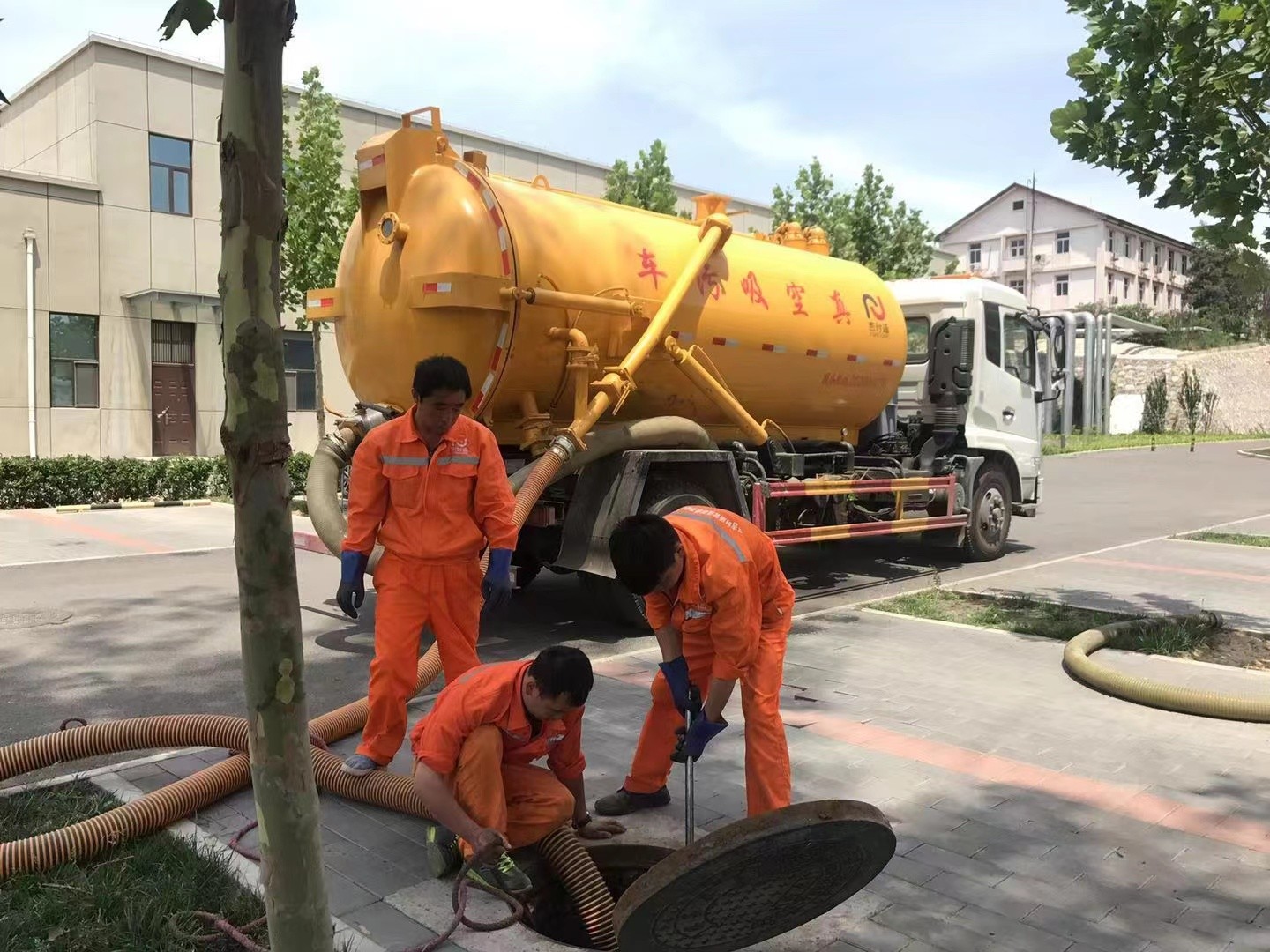 西湖管道疏通车停在窨井附近