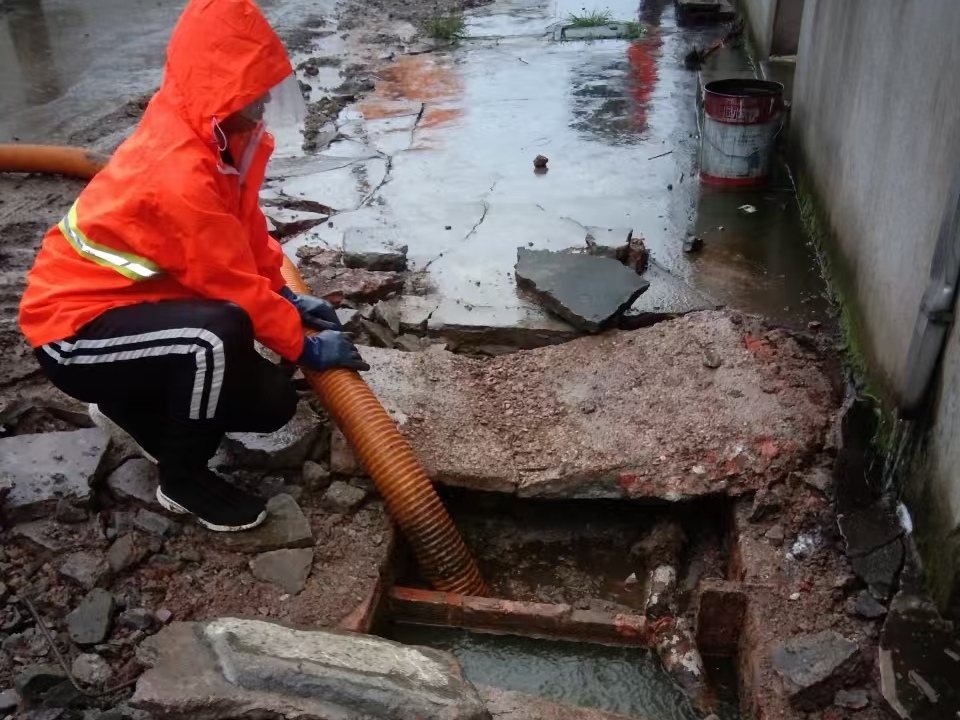 西湖专业清理污水池 炜誉市政以规范流程守护城市 “肠道”