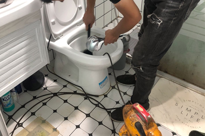 西湖马桶经常堵塞竟是因为它们,别因方便惹来大麻烦